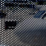 Vinilo microperforado diseñados para destacar tu negocio en ventanas, escaparates o vehículos. Este material único combina publicidad llamativa con funcionalidad, permitiendo que los clientes vean tu mensaje
