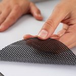 Vinilo microperforado diseñados para destacar tu negocio en ventanas, escaparates o vehículos. Este material único combina publicidad llamativa con funcionalidad, permitiendo que los clientes vean tu mensaje