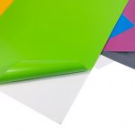 Los Vinilos adhesivos son materiales adhesivos diseñados para personalizar superficies con diseños únicos y funcionales. Son versátiles y esenciales para transformar espacios