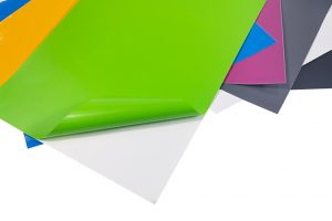 Los Vinilos adhesivos son materiales adhesivos diseñados para personalizar superficies con diseños únicos y funcionales. Son versátiles y esenciales para transformar espacios