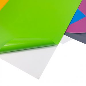 Los Vinilos adhesivos son materiales adhesivos diseñados para personalizar superficies con diseños únicos y funcionales. Son versátiles y esenciales para transformar espacios