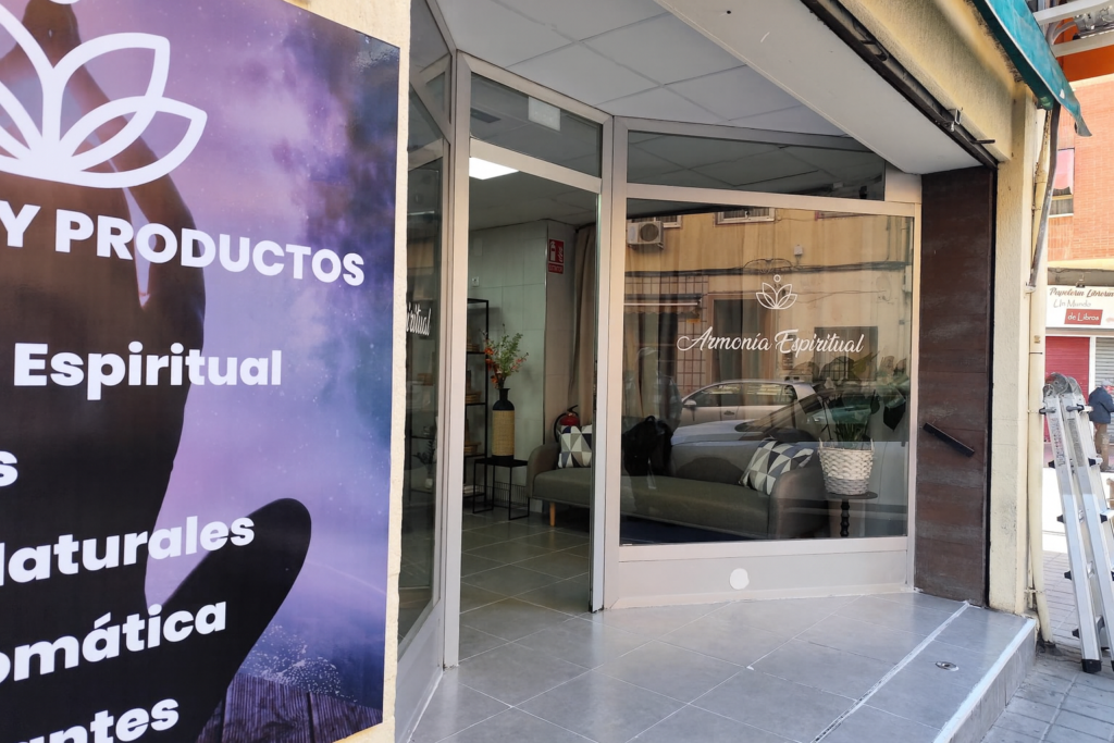 Vinilos adhesivos y rotulación publicidad visible las 24 horas para tu negocio en Alicante